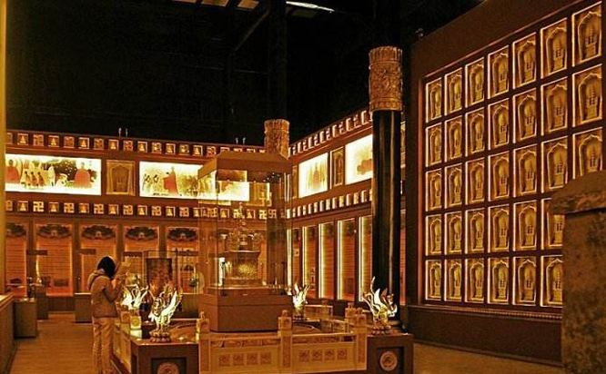 南京玻璃展示柜和展示架有什么區別？